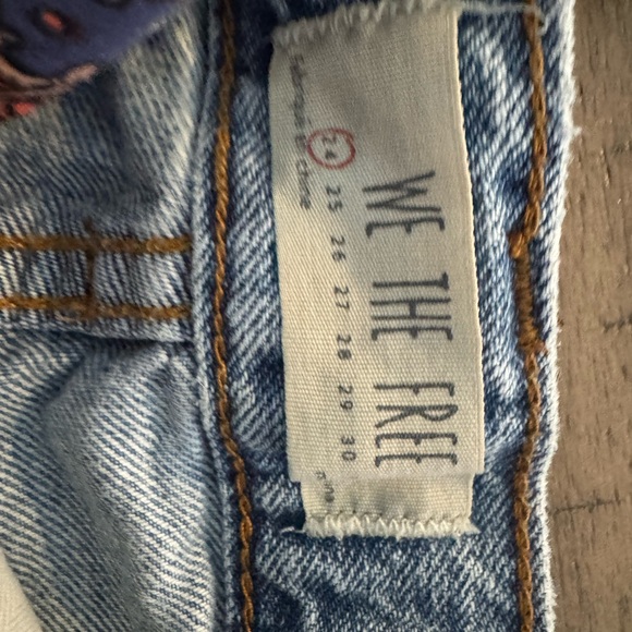 We the Free/free people Jean shorts with cute band around it - Picture 4 of 4